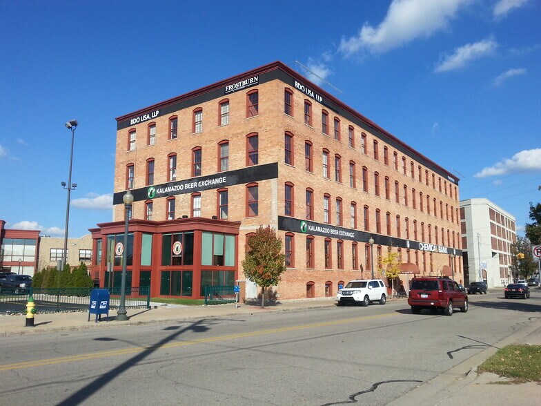 211 E Water St, Kalamazoo, MI à louer - Photo de l’immeuble – Image 2 sur 6