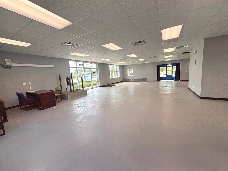3670 S Ridgewood Ave, Port Orange, FL à louer - Photo intérieure – Image 3 sur 15