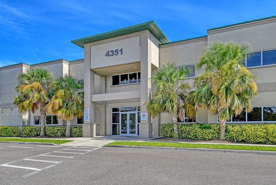 4351 Cortez Rd, Bradenton, FL à vendre - Photo de l’immeuble – Image 3 sur 16