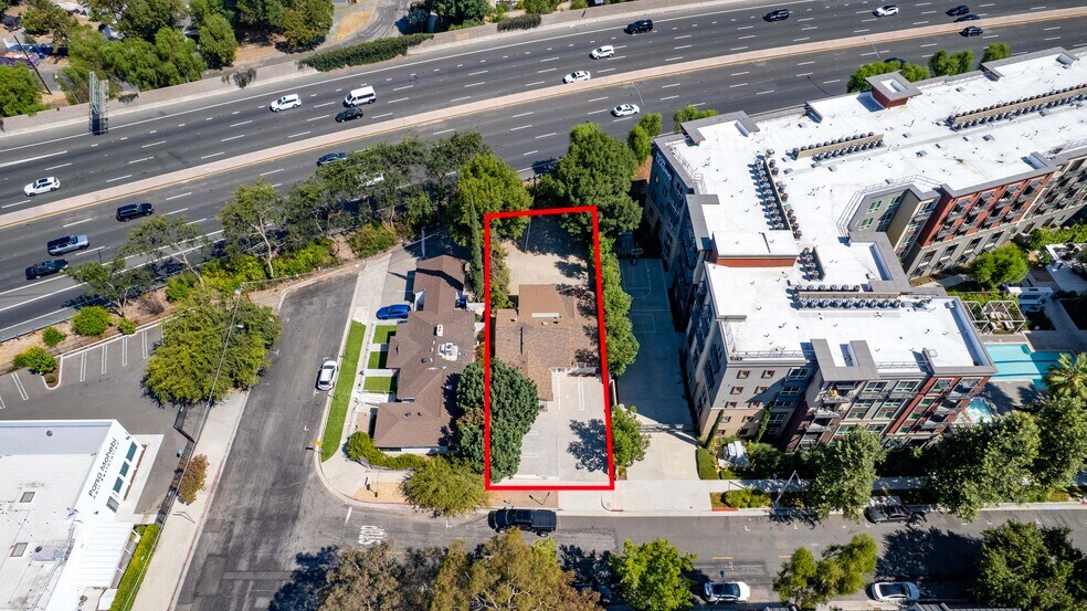22151 Clarendon St, Woodland Hills, CA à vendre - Photo de l’immeuble – Image 2 sur 20