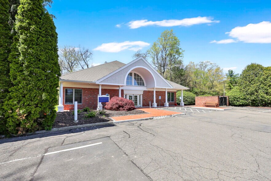 887 Bridgeport Ave, Shelton, CT à louer - Photo de l’immeuble – Image 3 sur 7