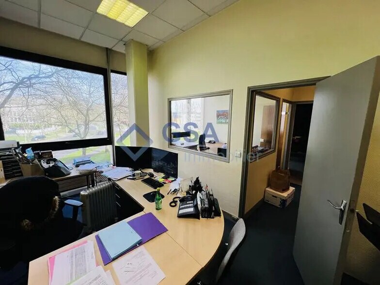 Bureau dans Évry-Courcouronnes à vendre - Photo de l’immeuble – Image 3 sur 8