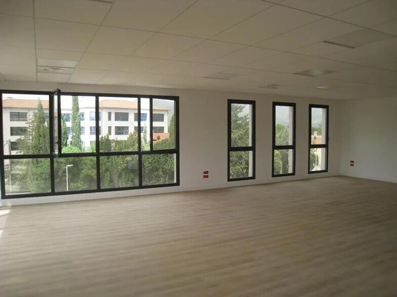 Bureau dans Aubagne à louer - Photo de l’immeuble – Image 1 sur 5