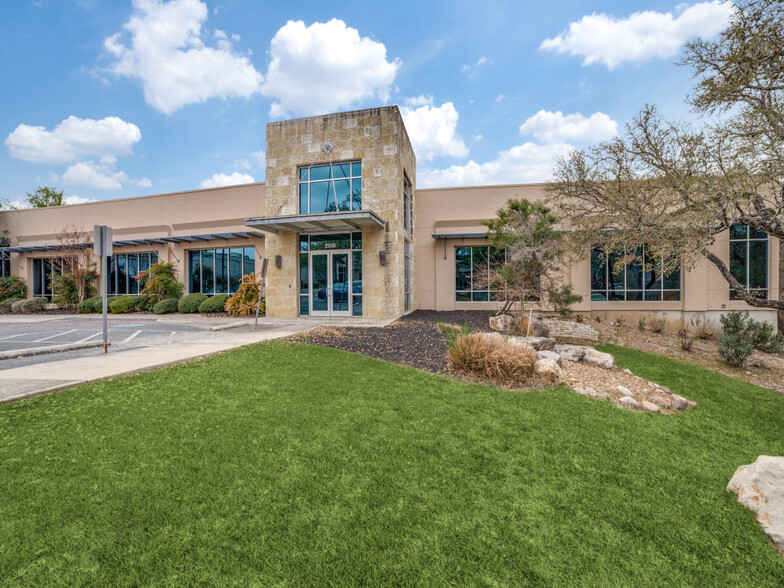 2200-2202 Thousand Oaks Dr, San Antonio, TX à vendre - Photo de l’immeuble – Image 1 sur 9