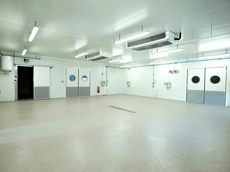 Local d’activités dans Saint-Viance à louer - Photo intérieure – Image 2 sur 3