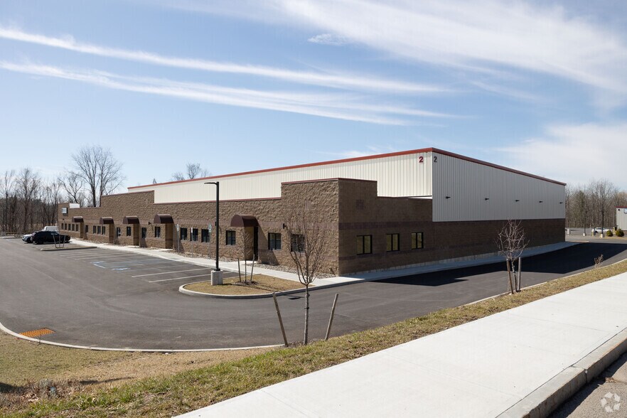 2 Lear Jet Lane, Latham, NY à louer - Photo principale – Image 1 sur 18