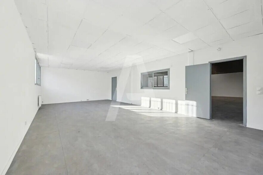 Local d’activités dans Émerainville à louer - Photo de l’immeuble – Image 2 sur 5