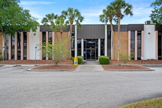 1624 N Meadowcrest Blvd, Crystal River, FL à louer Photo de l’immeuble– Image 1 sur 17
