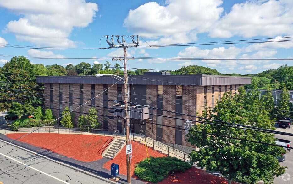 250 Wampanoag Trl, Riverside, RI à vendre - Photo principale – Image 1 sur 24
