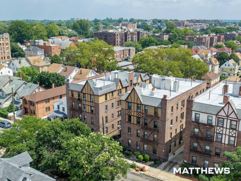 33 Unit Package 155th Street, Flushing portefeuille de 2 biens à vendre sur LoopNet.fr - Photo principale – Image 1 sur 8