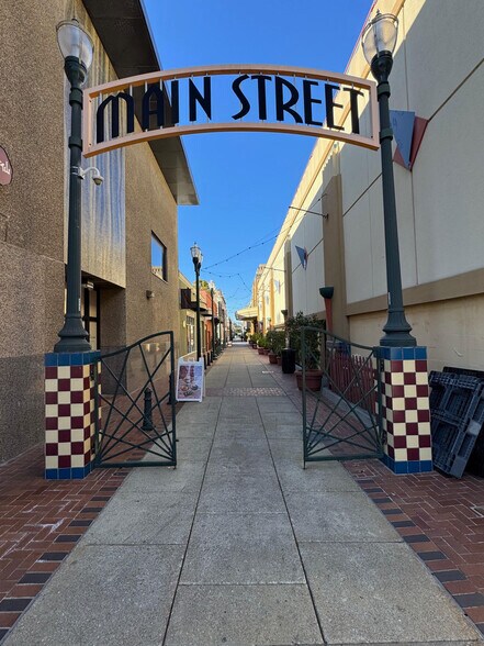 250 Main St, San Mateo, CA à louer - Photo de l’immeuble – Image 2 sur 11