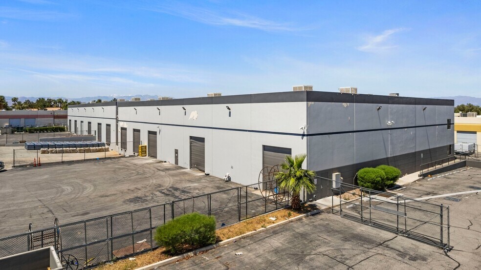 4075 E Post Rd, Las Vegas, NV à louer - Photo de l’immeuble – Image 2 sur 3