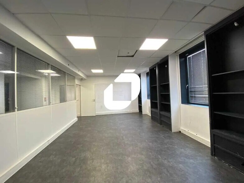 Bureau dans Saint-Denis à louer - Photo de l’immeuble – Image 3 sur 8