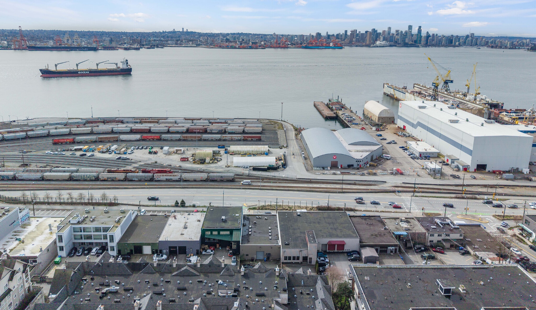 332 E Esplanade, North Vancouver, BC à louer Photo de l’immeuble– Image 1 sur 8