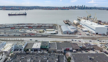 332 E Esplanade, North Vancouver, BC à louer Photo de l’immeuble– Image 1 sur 8