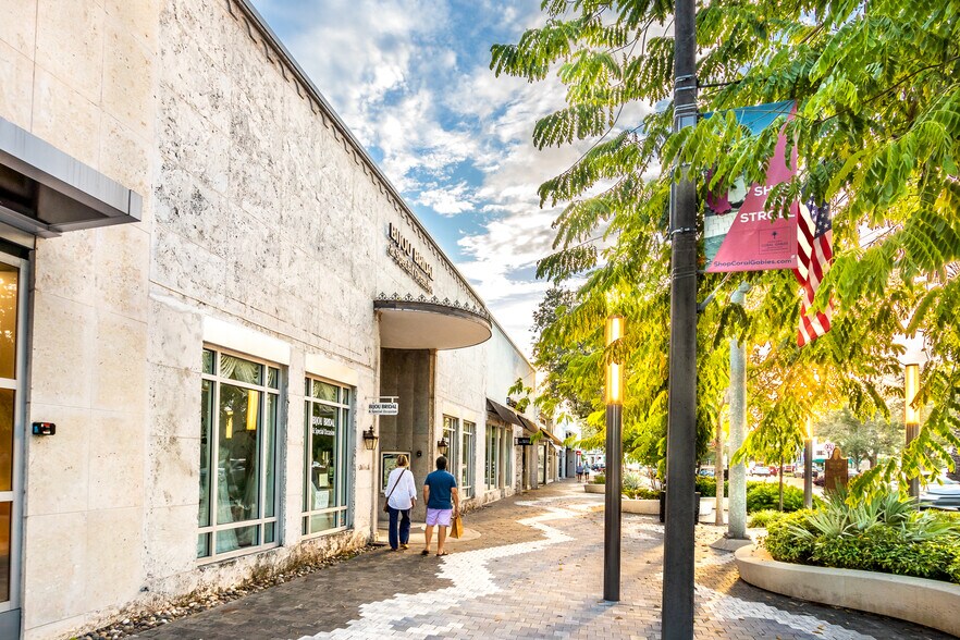 348 Miracle Mile, Coral Gables, FL à louer - Photo de l’immeuble – Image 3 sur 3