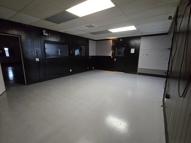 2201 N Hollywood Way, Burbank, CA à louer - Photo de l’immeuble – Image 3 sur 13