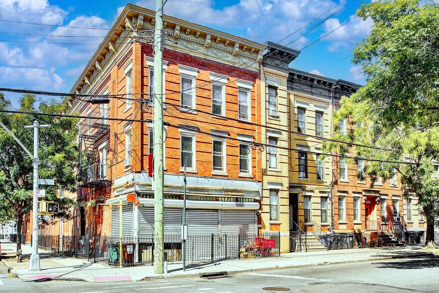 1701 Gates Ave, Ridgewood, NY à vendre - Photo de l’immeuble – Image 2 sur 48