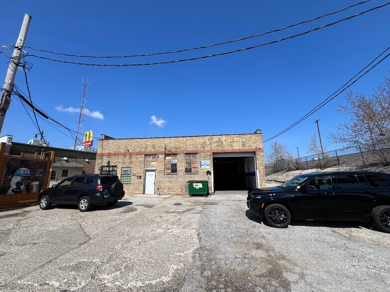5358 W Gale St, Chicago, IL à louer - Photo de l’immeuble – Image 1 sur 26