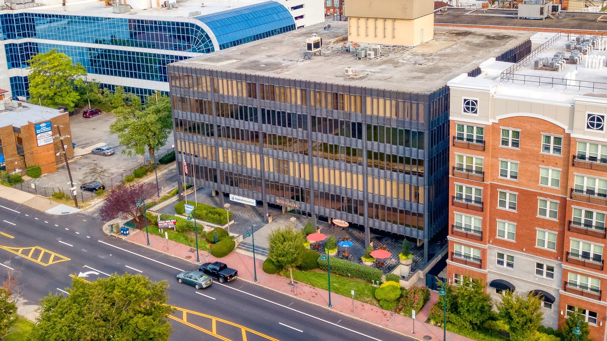 170 Old Country Rd, Mineola, NY à louer Photo principale– Image 1 sur 10