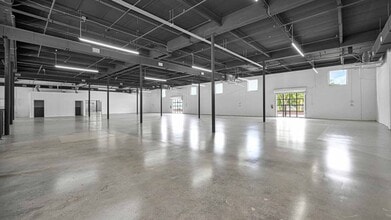 6800-6890 NE 4th Ct, Miami, FL à louer Photo intérieure– Image 2 sur 8