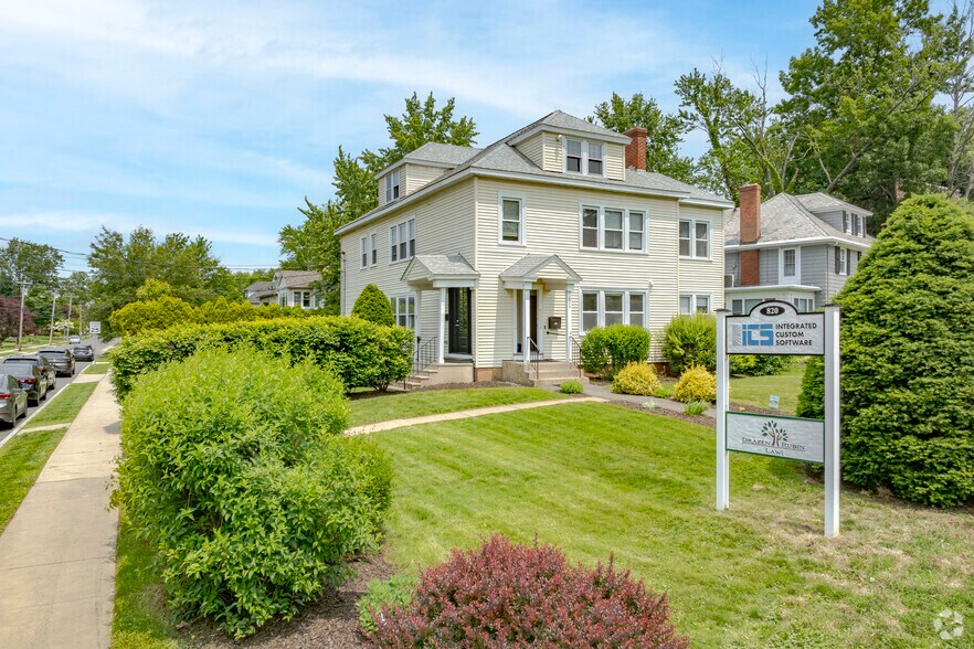 820 Farmington Ave, West Hartford, CT à vendre - Photo de l’immeuble – Image 1 sur 21