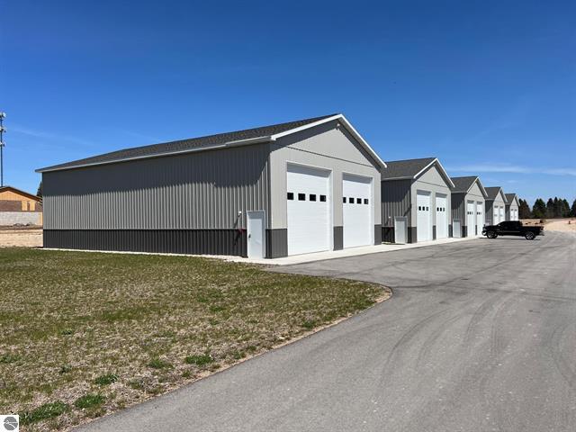 5863 Storage Loop dr, Traverse City, MI à vendre Photo principale– Image 1 sur 6