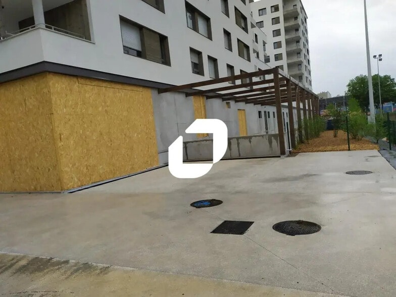 Local commercial dans Le Pont-de-Claix à louer - Photo de l’immeuble – Image 3 sur 12