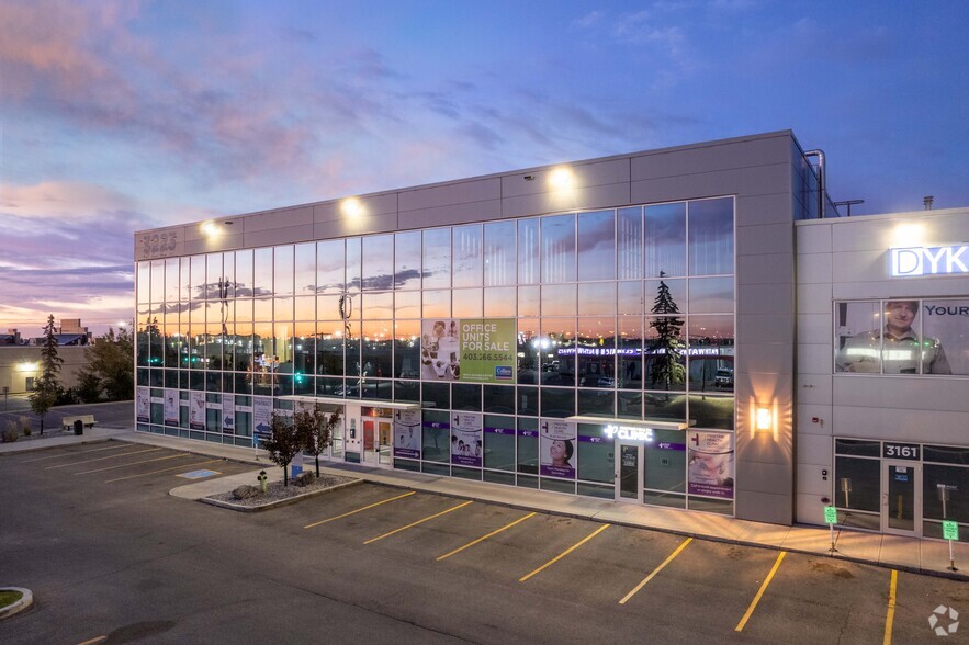 3223 5 Av NE, Calgary, AB à louer - Photo de l’immeuble – Image 2 sur 26