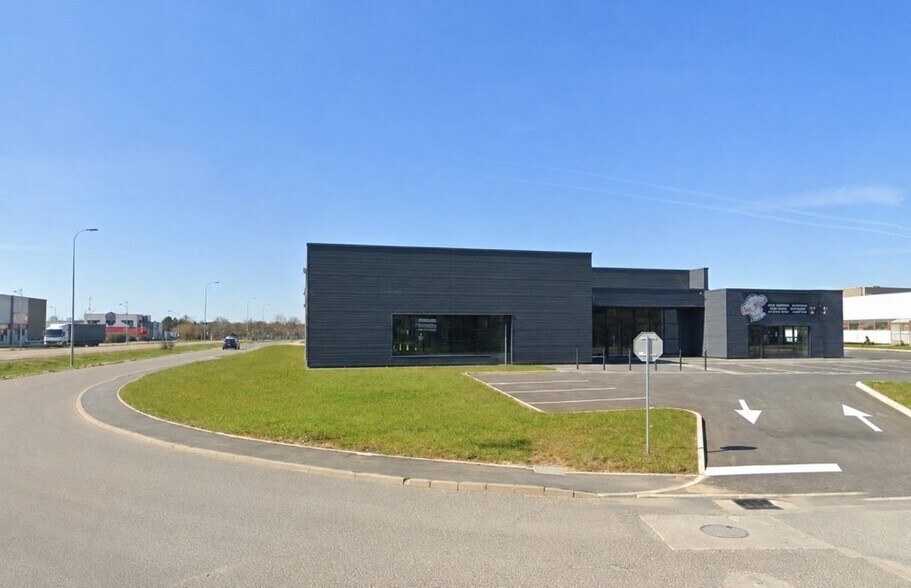 Local commercial dans Saint-Vit à louer - Photo de l’immeuble – Image 2 sur 3