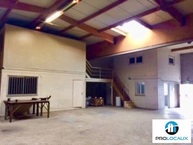 Plus de détails pour Local d'activités à louer