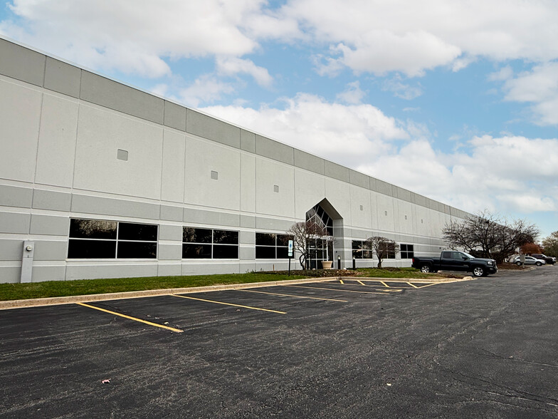 450 Congress Pky, Crystal Lake, IL à louer - Photo de l’immeuble – Image 1 sur 1