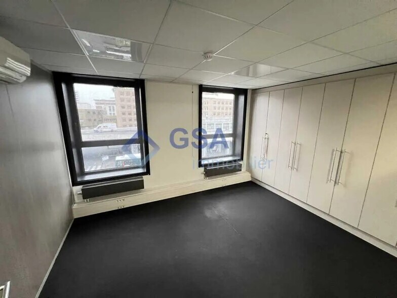 Bureau dans Évry-Courcouronnes à vendre - Photo de l’immeuble – Image 2 sur 11