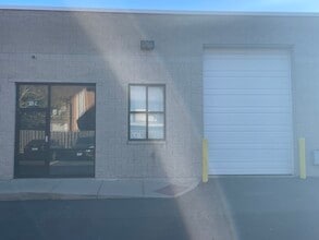 837 Oakton St, Elk Grove Village, IL à louer Photo de l’immeuble– Image 1 sur 1