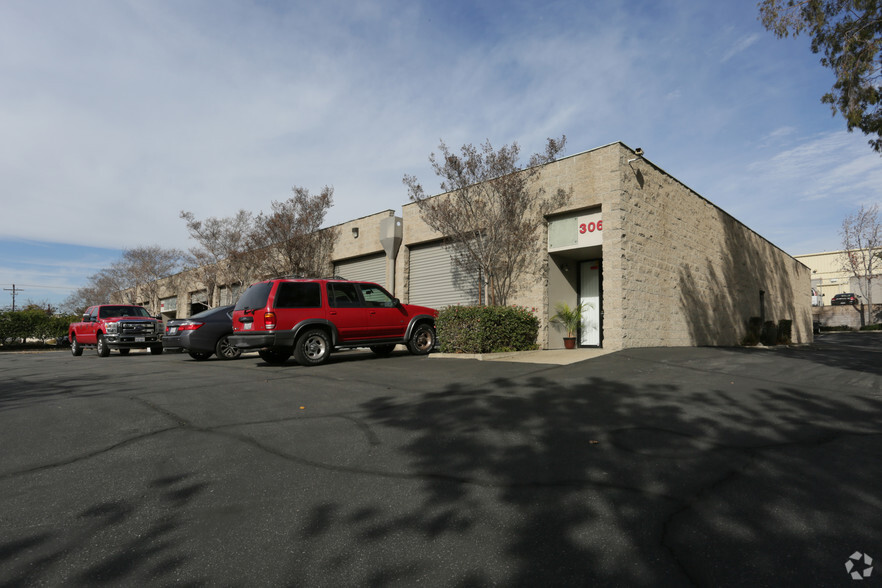 1551 W 13th St, Upland, CA à louer - Photo de l’immeuble – Image 2 sur 3