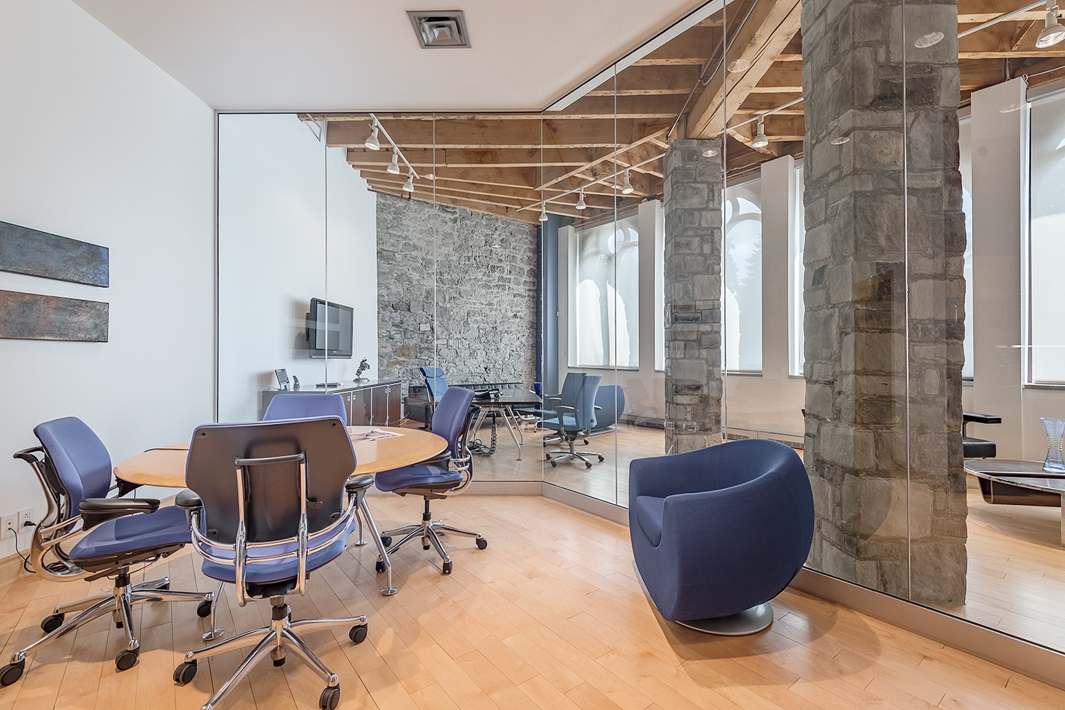 329 Rue de la Commune O, Montréal, QC à louer Photo intérieure– Image 1 sur 16
