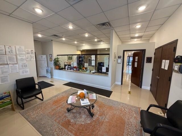 860 Bloomfield Ave, West Caldwell, NJ à vendre - Photo intérieure – Image 2 sur 6