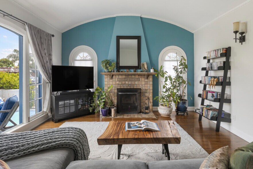 1569 S Orange Grove Ave, Los Angeles, CA à vendre - Photo de l’immeuble – Image 3 sur 41