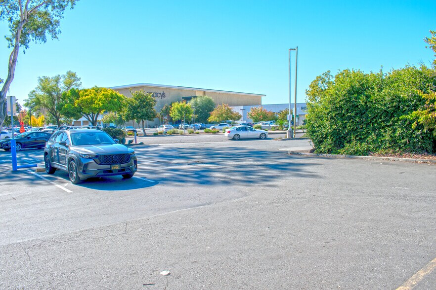 996 Steele Ln, Santa Rosa, CA à louer - Photo de l’immeuble – Image 3 sur 7