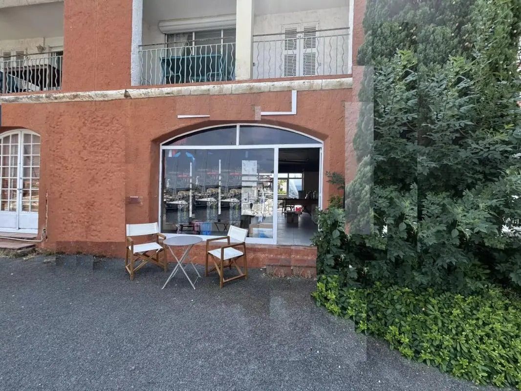 Local commercial dans Grimaud à louer Photo de l’immeuble– Image 1 sur 8