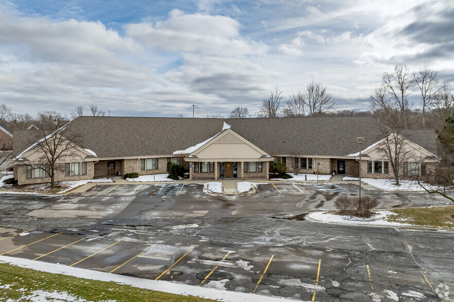 2405 Woodlake Dr, Okemos, MI à louer - Photo de l’immeuble – Image 3 sur 22
