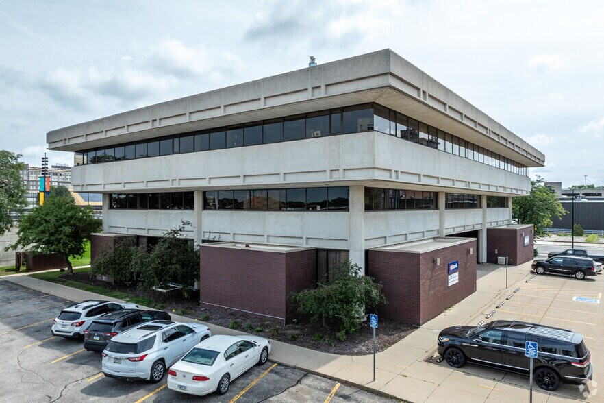 425 Cedar St, Waterloo, IA à vendre - Photo de l’immeuble – Image 2 sur 6