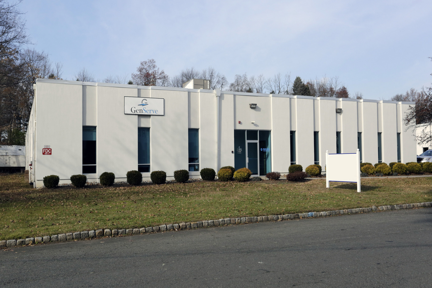 341 Kaplan Dr, Fairfield, NJ à louer - Photo principale – Image 1 sur 9