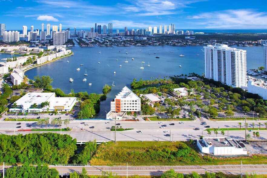 17501 Biscayne Blvd, Aventura, FL à louer - Photo de l’immeuble – Image 2 sur 10