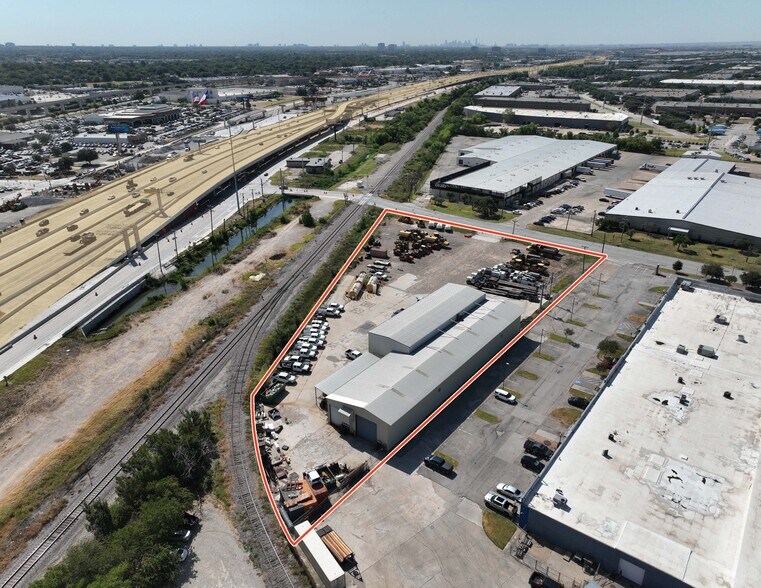 950 W Crosby Rd, Carrollton, TX à louer - Photo de l’immeuble – Image 2 sur 6