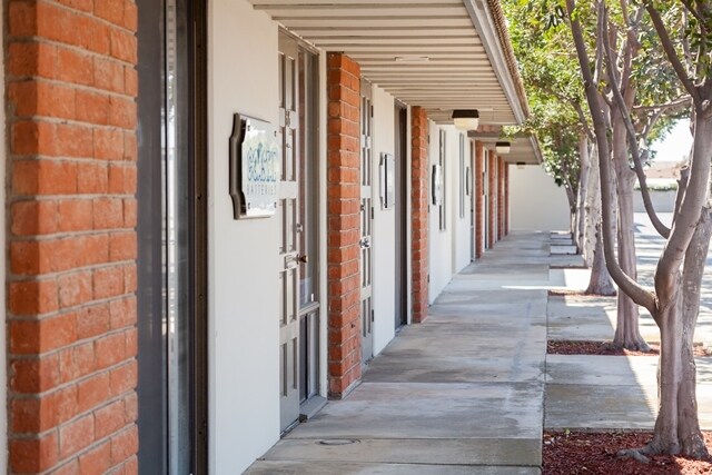 1725 Monrovia Ave, Costa Mesa, CA à louer - Photo de l’immeuble – Image 2 sur 5