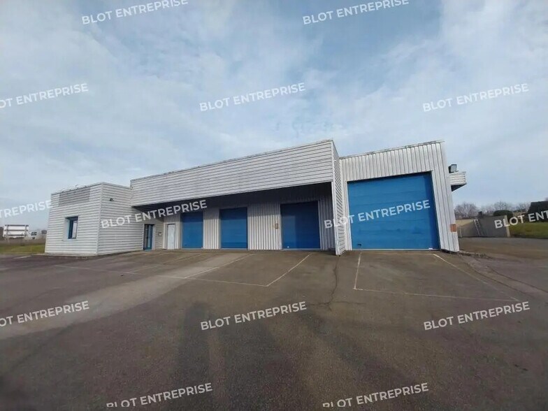 Local d’activités dans Noyal-Pontivy à louer - Photo de l’immeuble – Image 2 sur 10