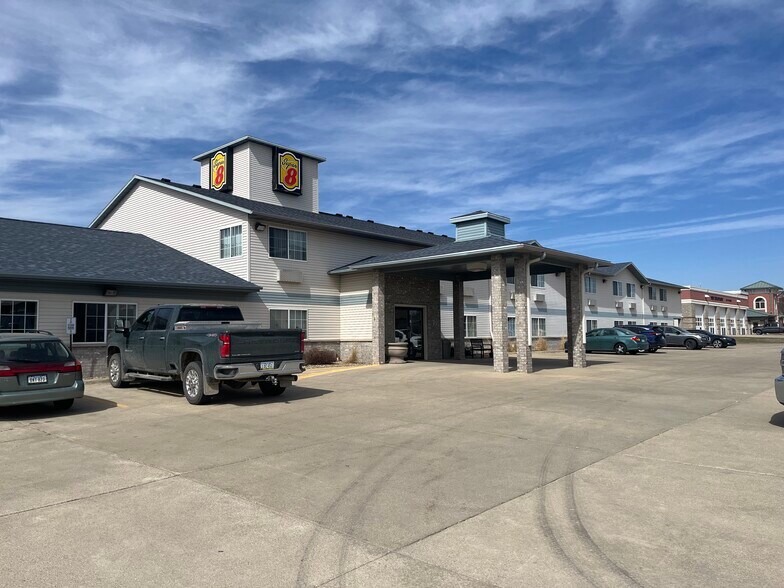 701 Bella Vista Dr, Carroll, IA à vendre - Photo de l’immeuble – Image 2 sur 10