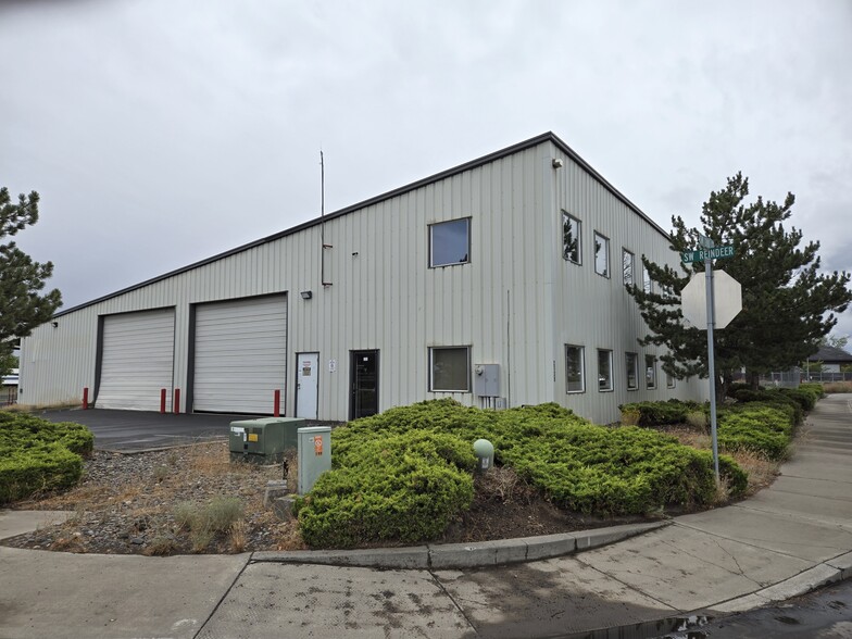 2138 SW 2nd Ct, Redmond, OR à louer - Photo de l’immeuble – Image 3 sur 5