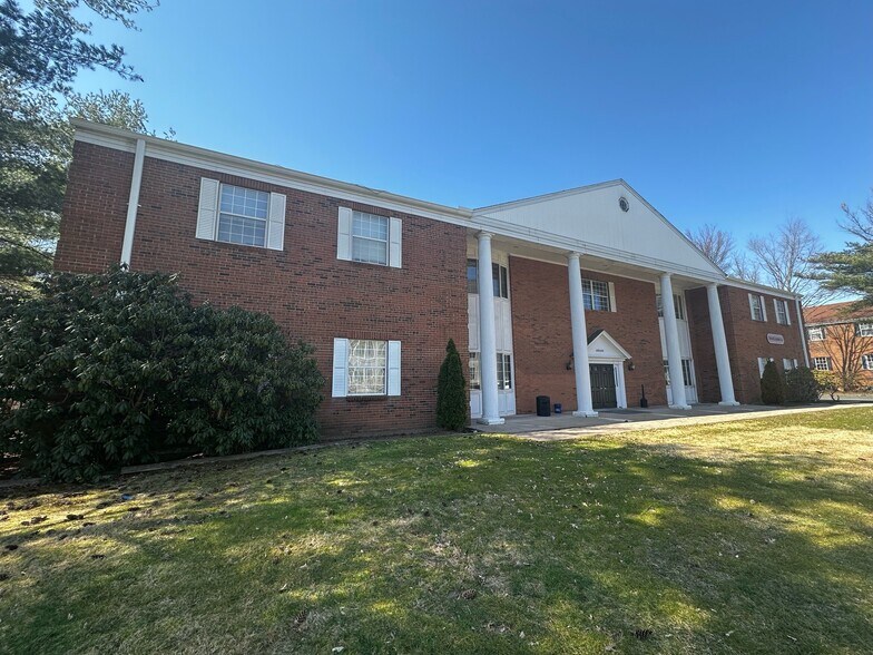 693 Bloomfield Ave, Bloomfield, CT à vendre - Photo de l’immeuble – Image 1 sur 19